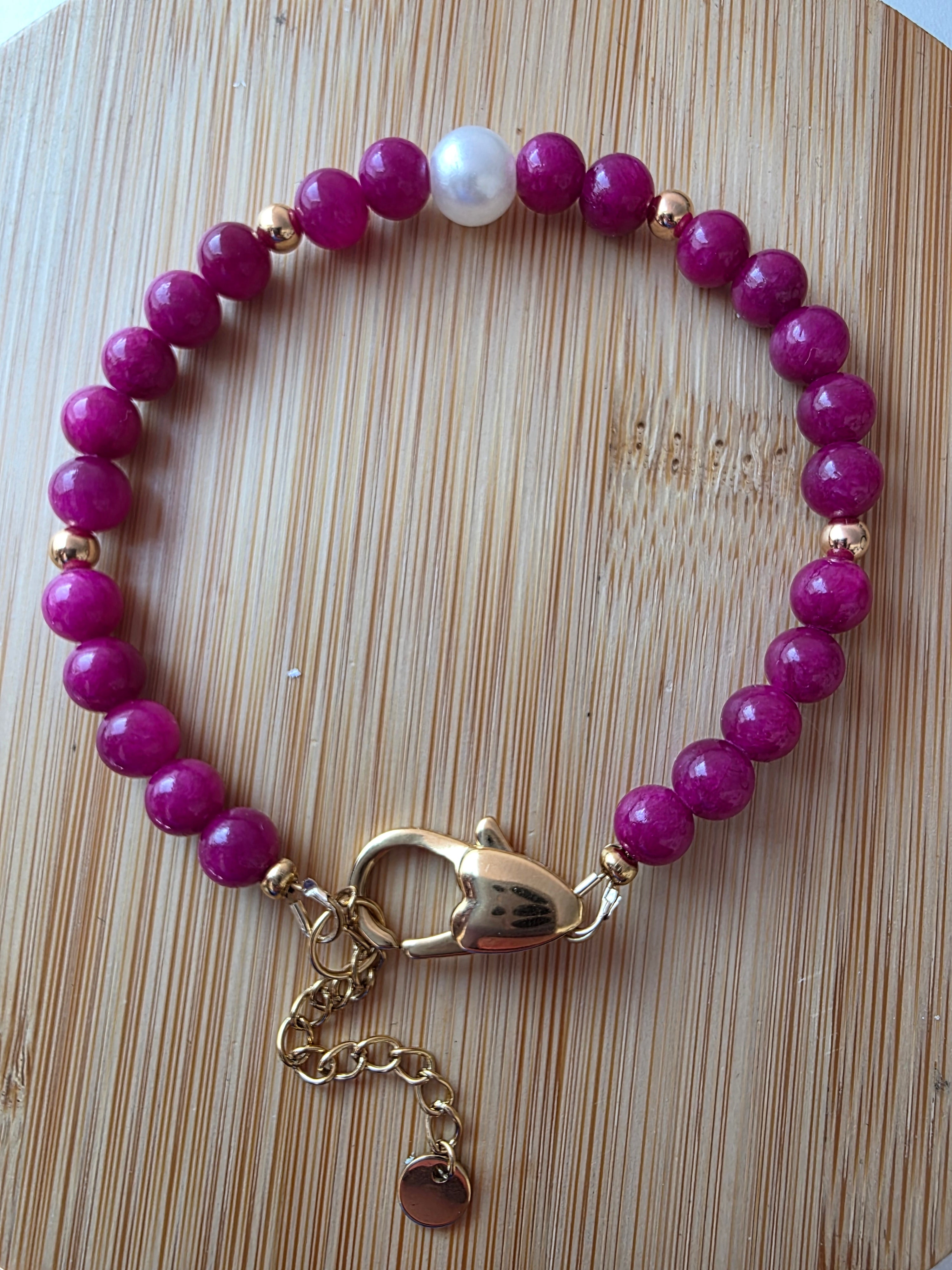 Bracelet en perles rondes avec fermoir – Framboise