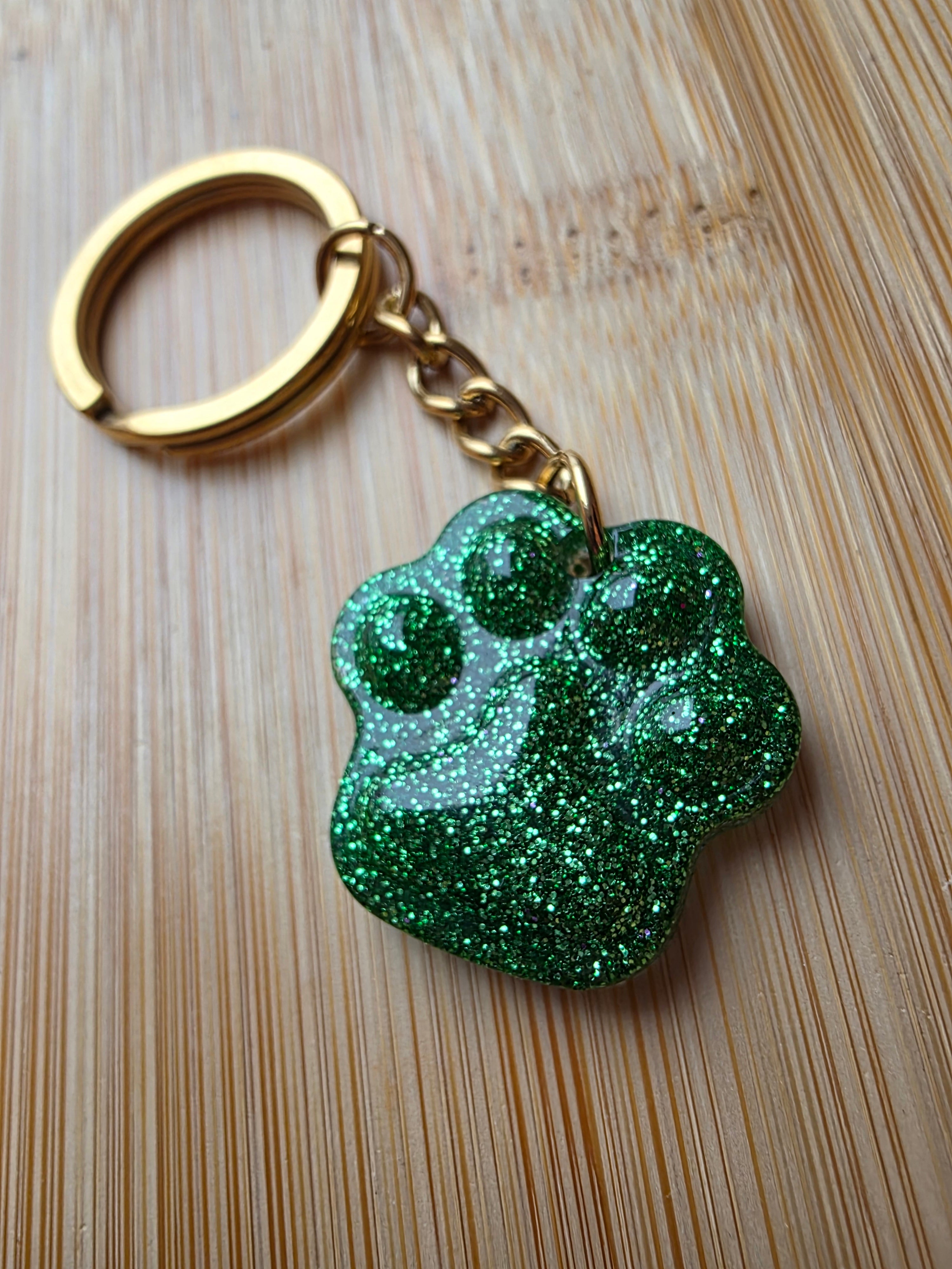 Porte clés en patte de chien  -couleur vert - la fabrique à pampille