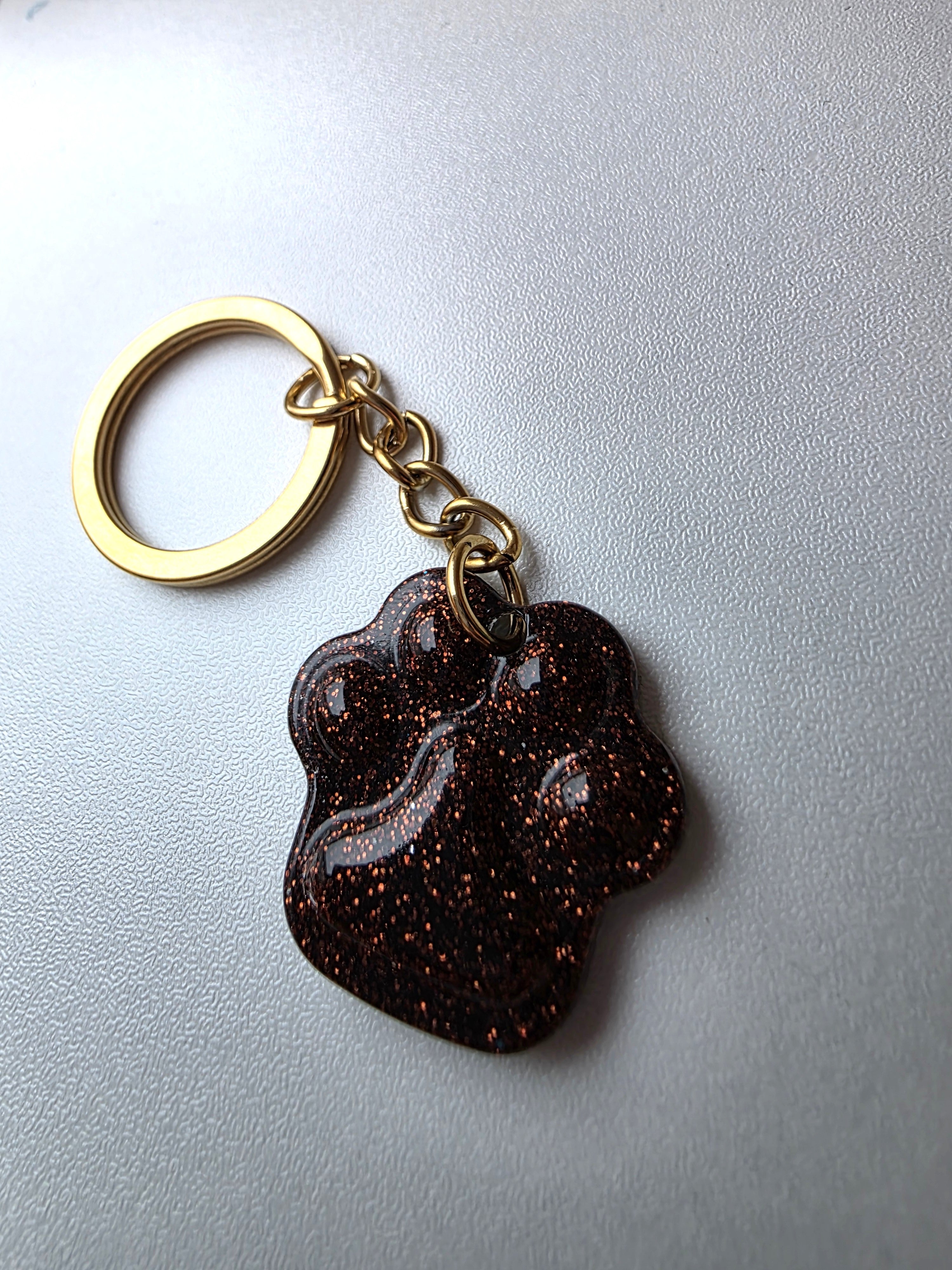 Porte clés en patte de chien  -couleur bronze - la fabrique à pampille