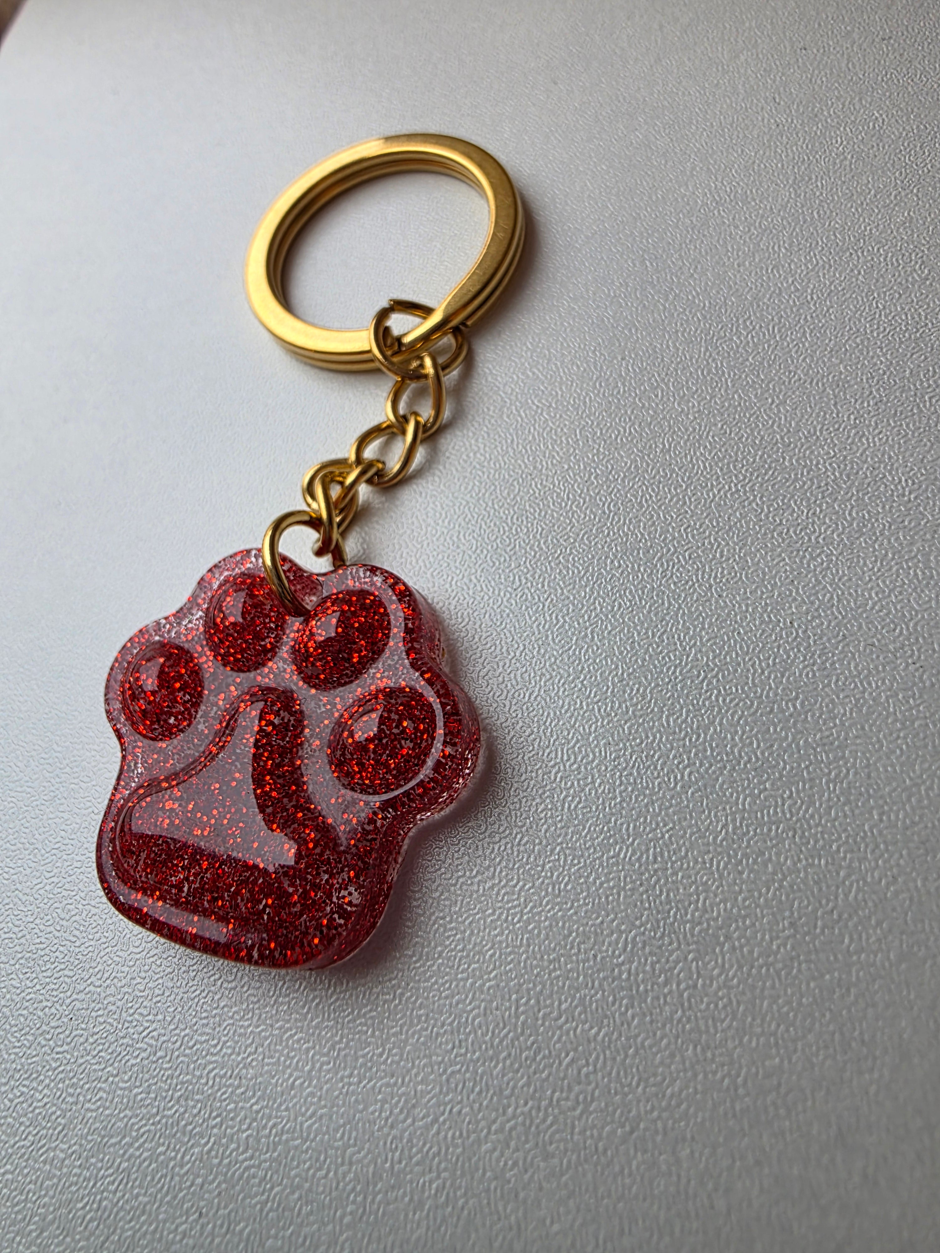 Porte clés en patte de chien  -couleur rouge- la fabrique à pampille