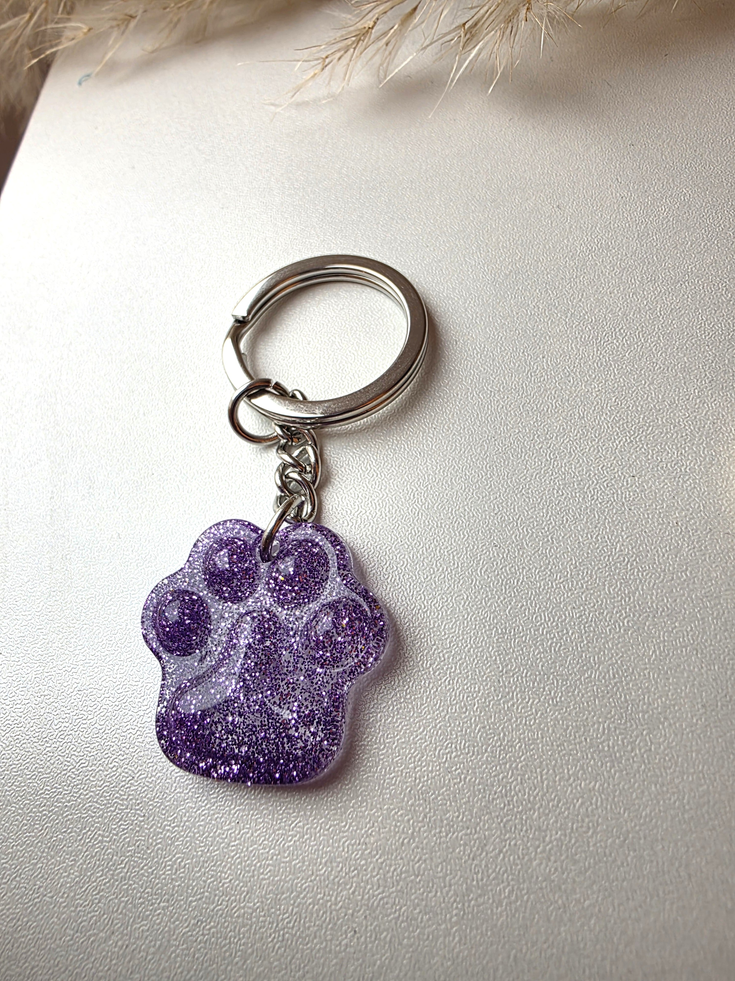 Porte clés en patte de chien  -couleur violet - la fabrique à pampille
