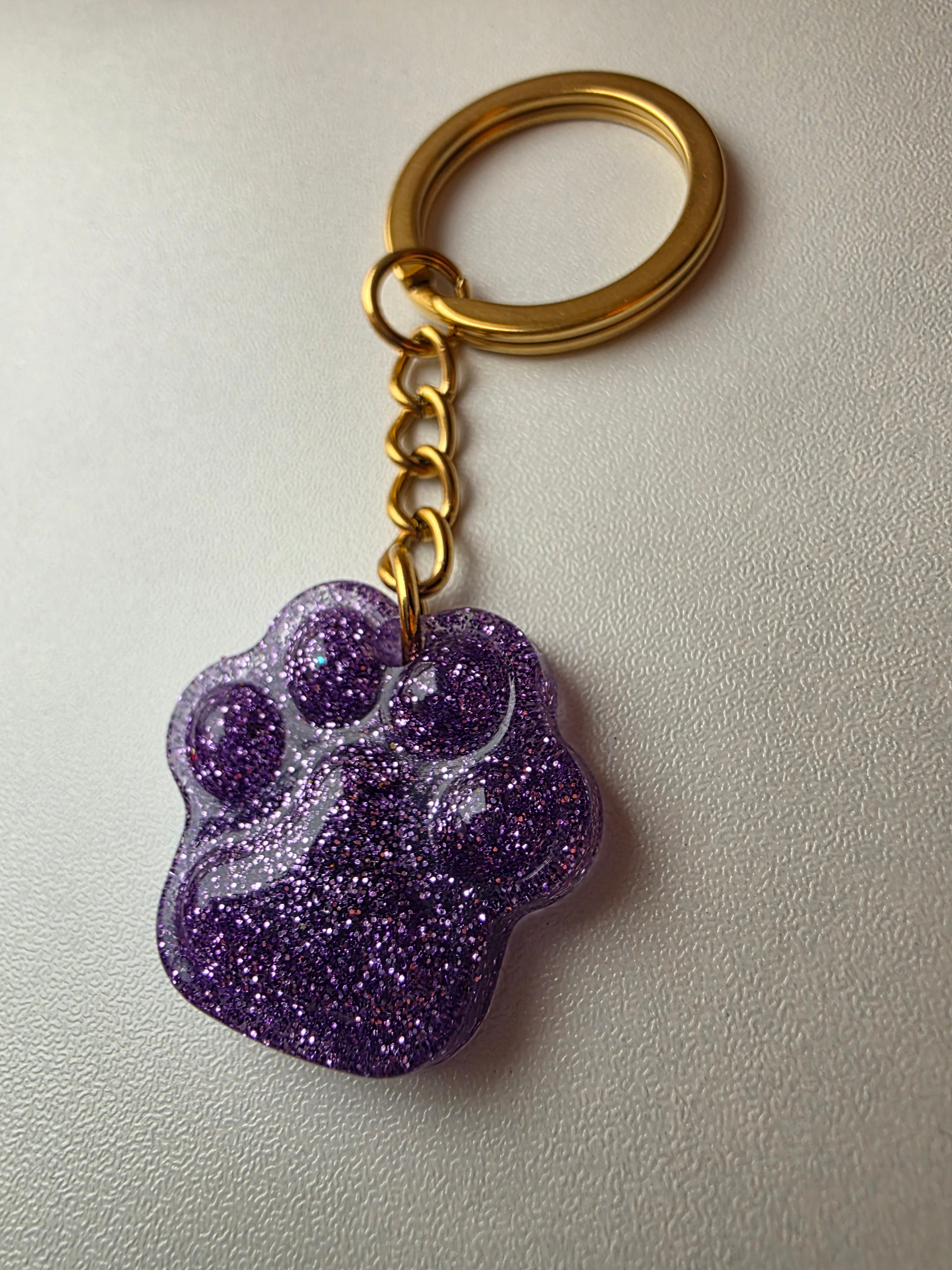 Porte clés en patte de chien  -couleur violet - la fabrique à pampille