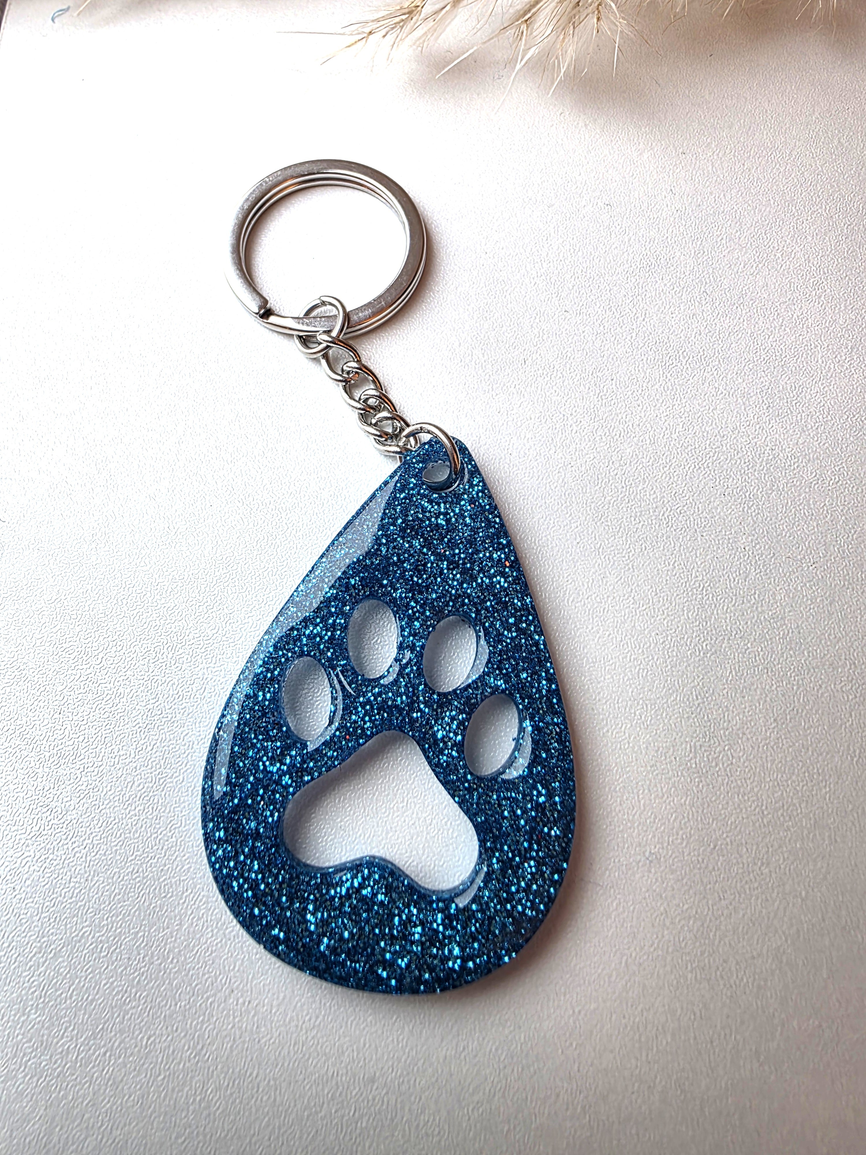 Porte clés en patte de chien  -couleur bleu- la fabrique à pampille