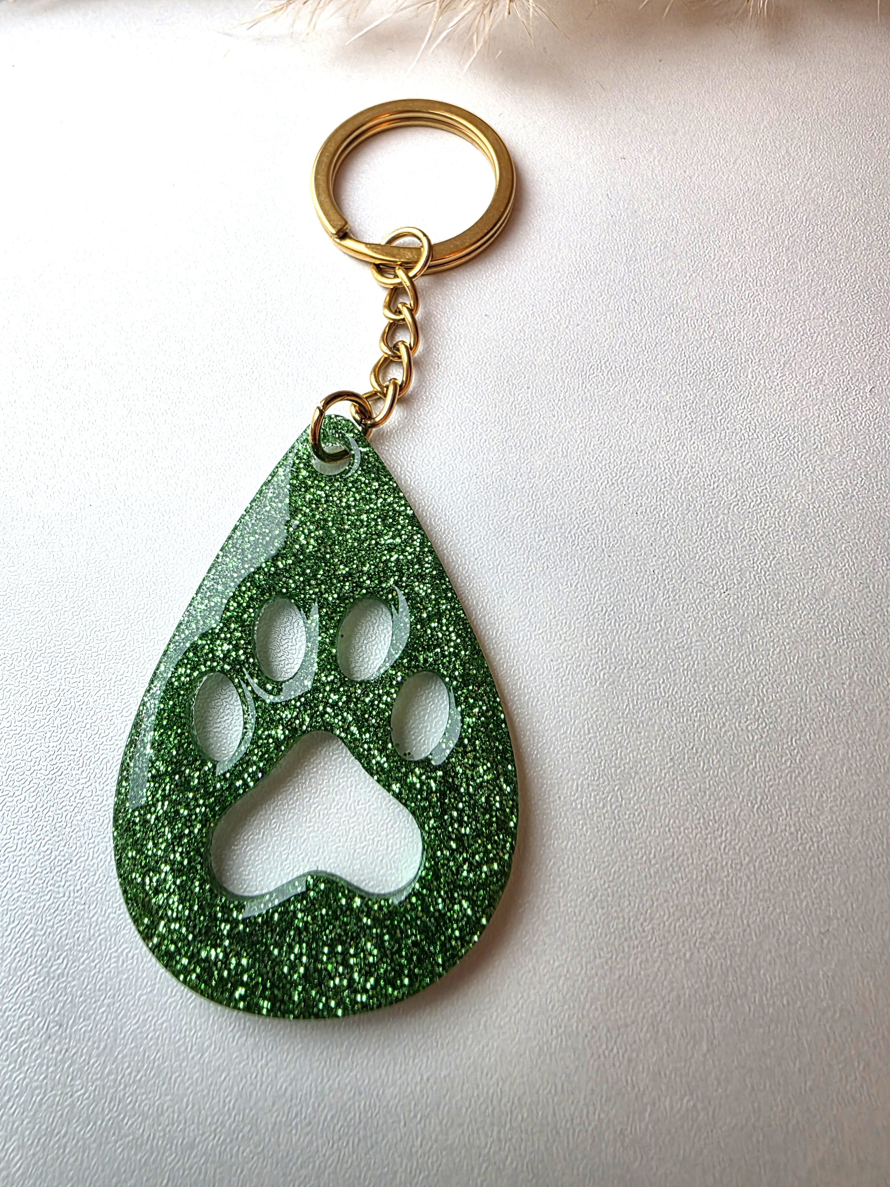 Porte clés en patte de chien  -couleur vert - la fabrique à pampille