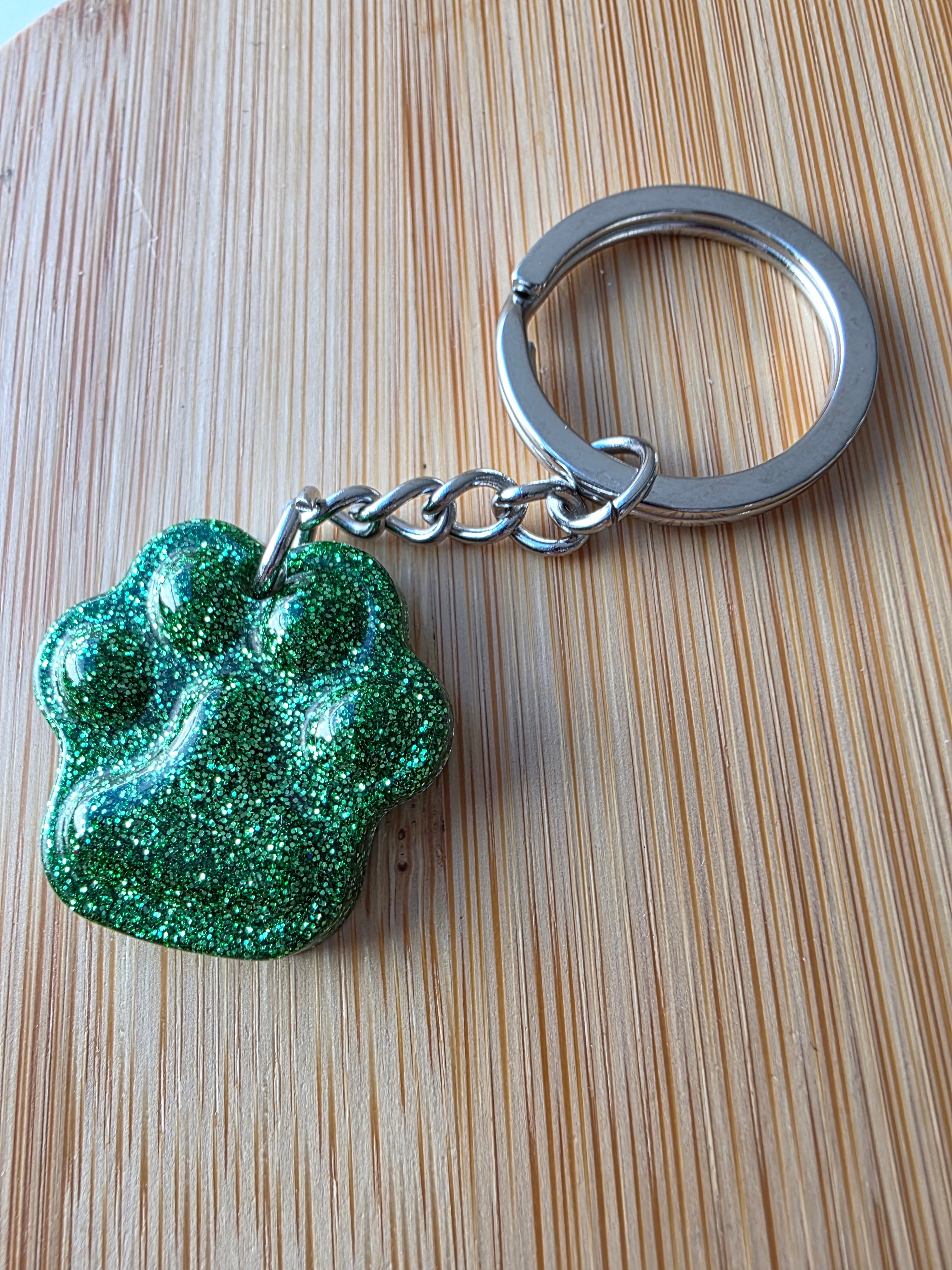 Porte clés en patte de chien  -couleur vert - la fabrique à pampille