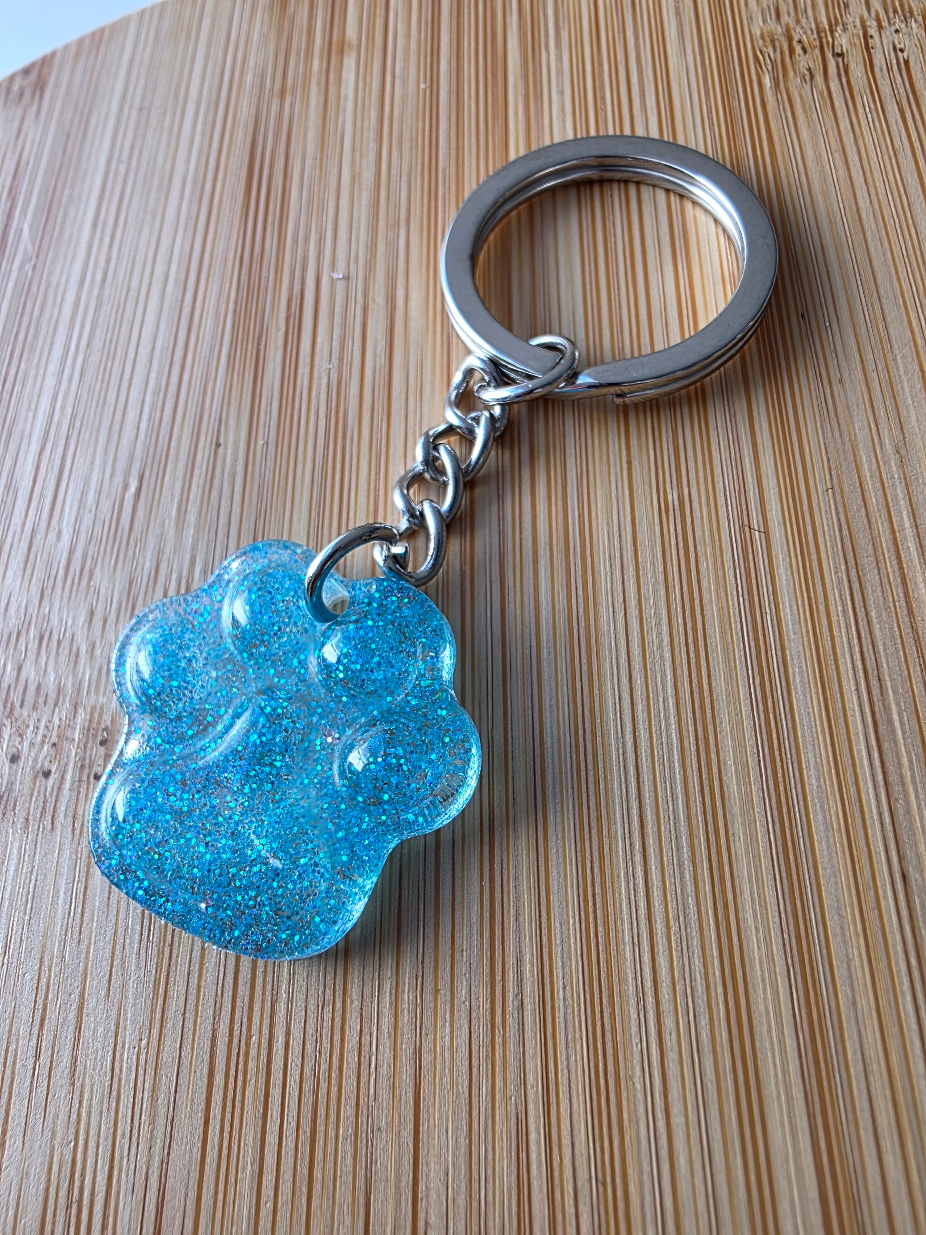 Porte clés en patte de chien  -couleur bleu ciel - la fabrique à pampille