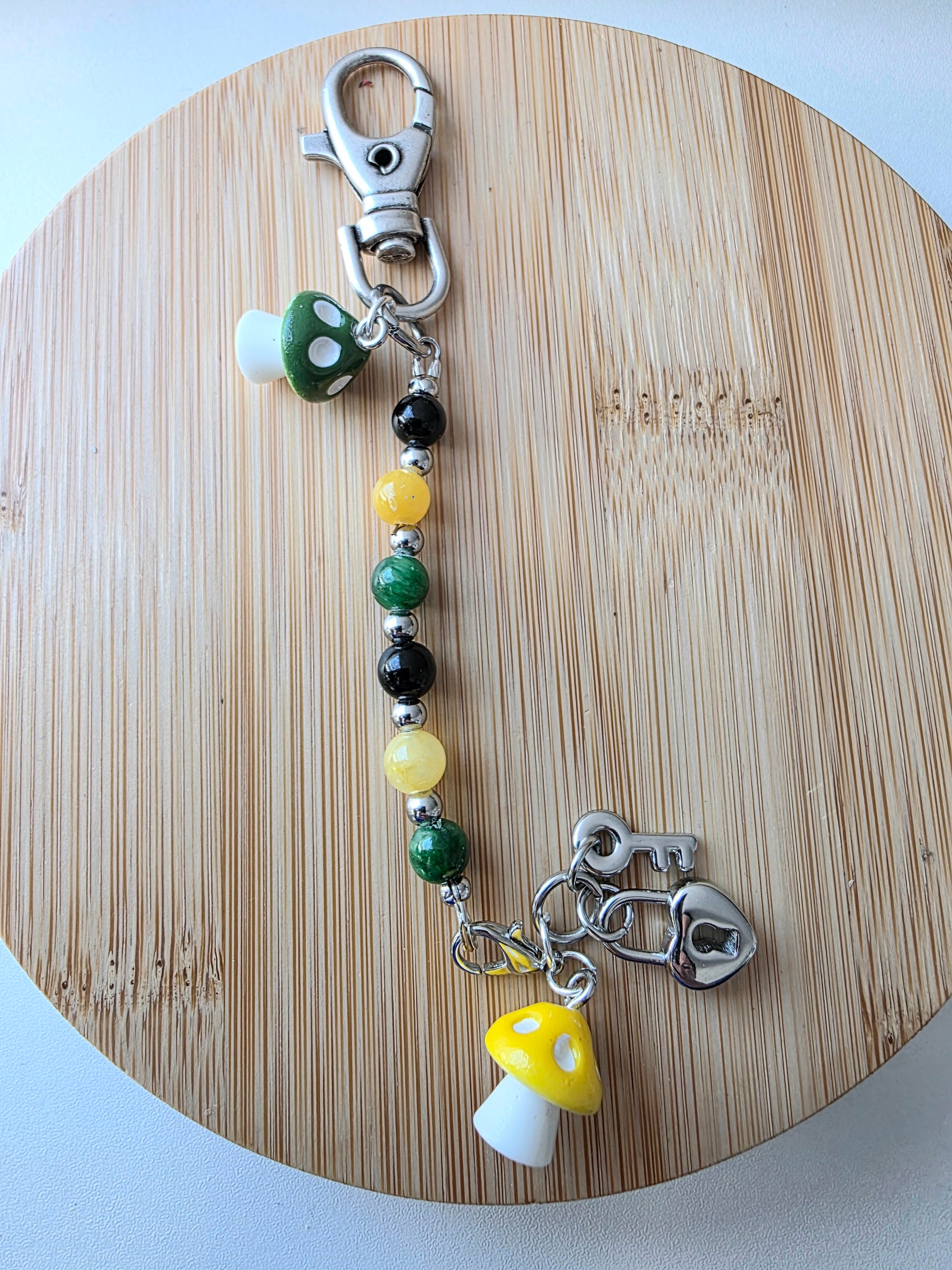 Porte clés /bijou pour sac  -multicolore- breloques champignons cadenas - la fabrique à pampilles