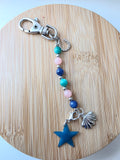 Porte clés /bijou pour sac  -multicolore- breloques coquillage et etoile de mer - la fabrique à pampille