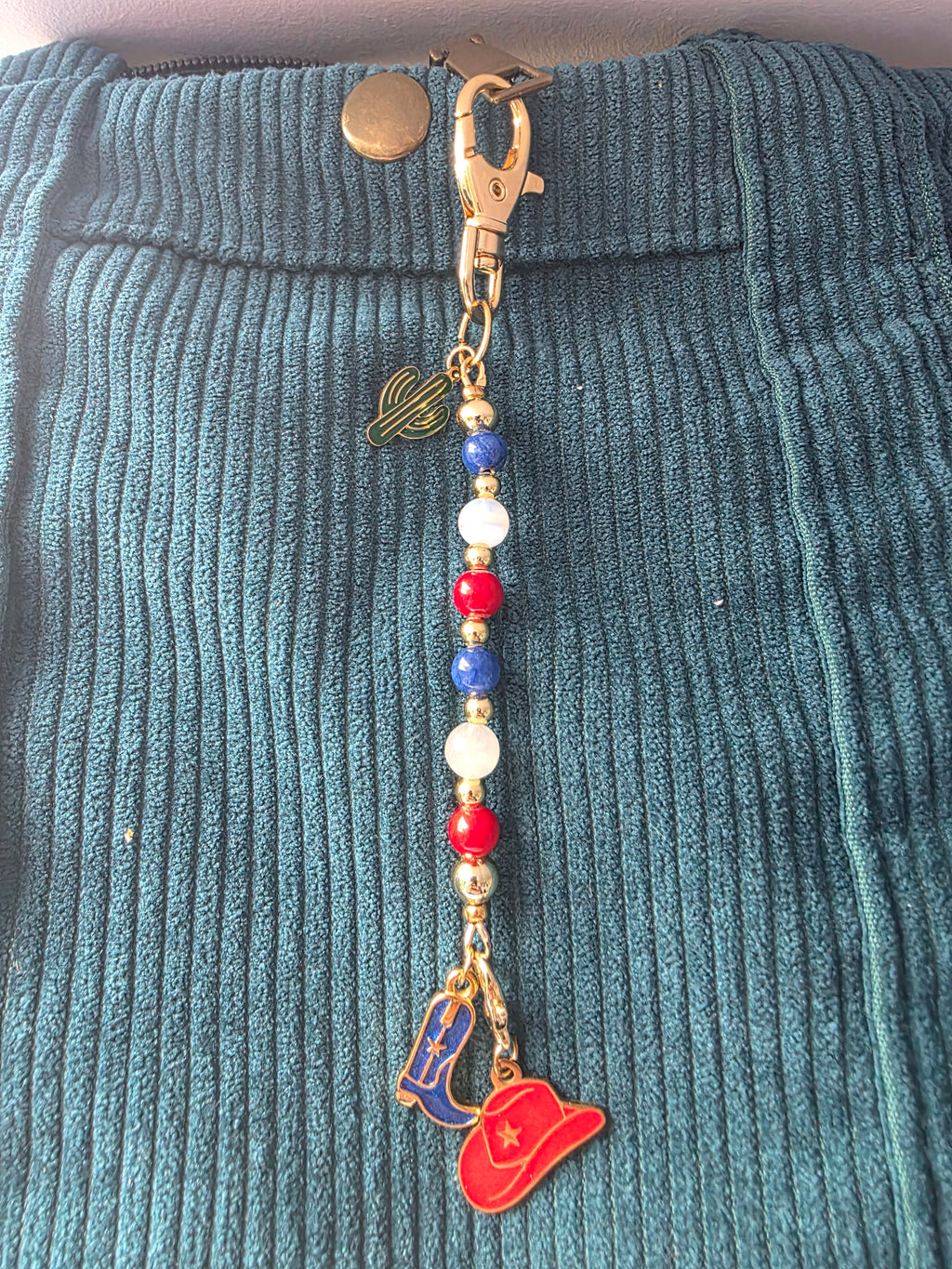 Porte clés /bijou pour sac  -multicolore- breloques santiag et chapeau - la fabrique à pampilles