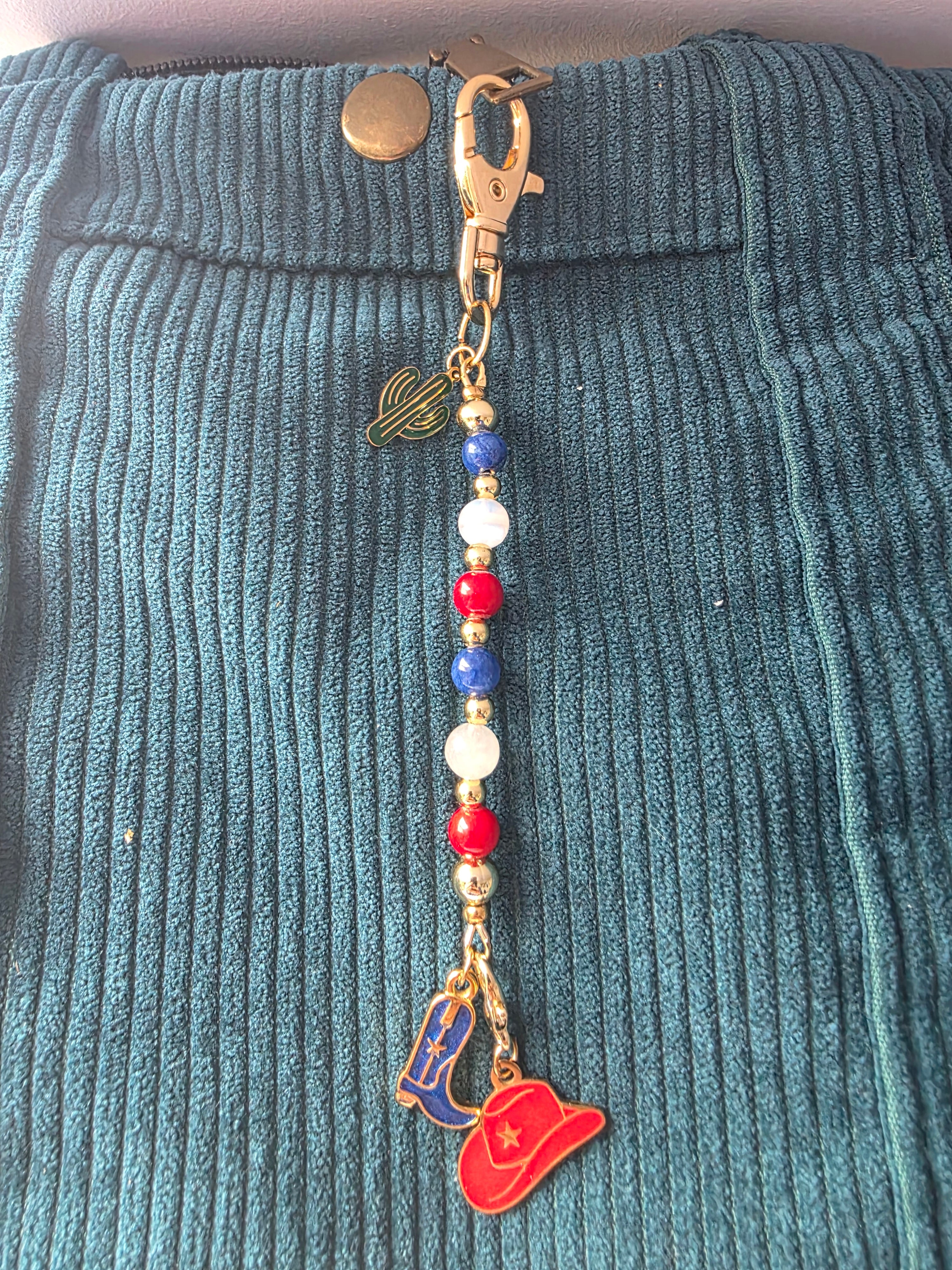 Porte clés /bijou pour sac  -multicolore- breloques santiag et chapeau - la fabrique à pampilles
