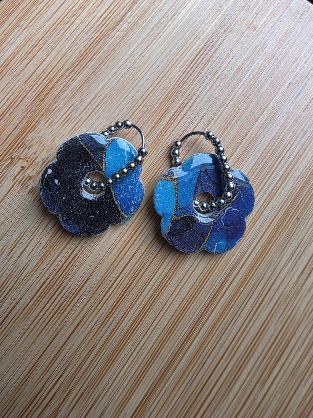 Boucles d'oreilles Fleur Pauline avec décor - Bleu foncé
