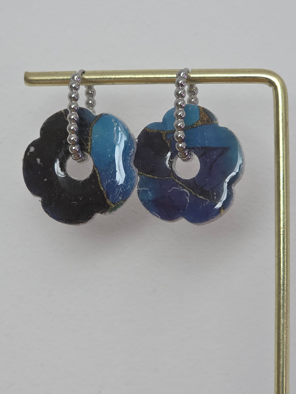 Boucles d'oreilles Fleur Pauline avec décor - Bleu foncé