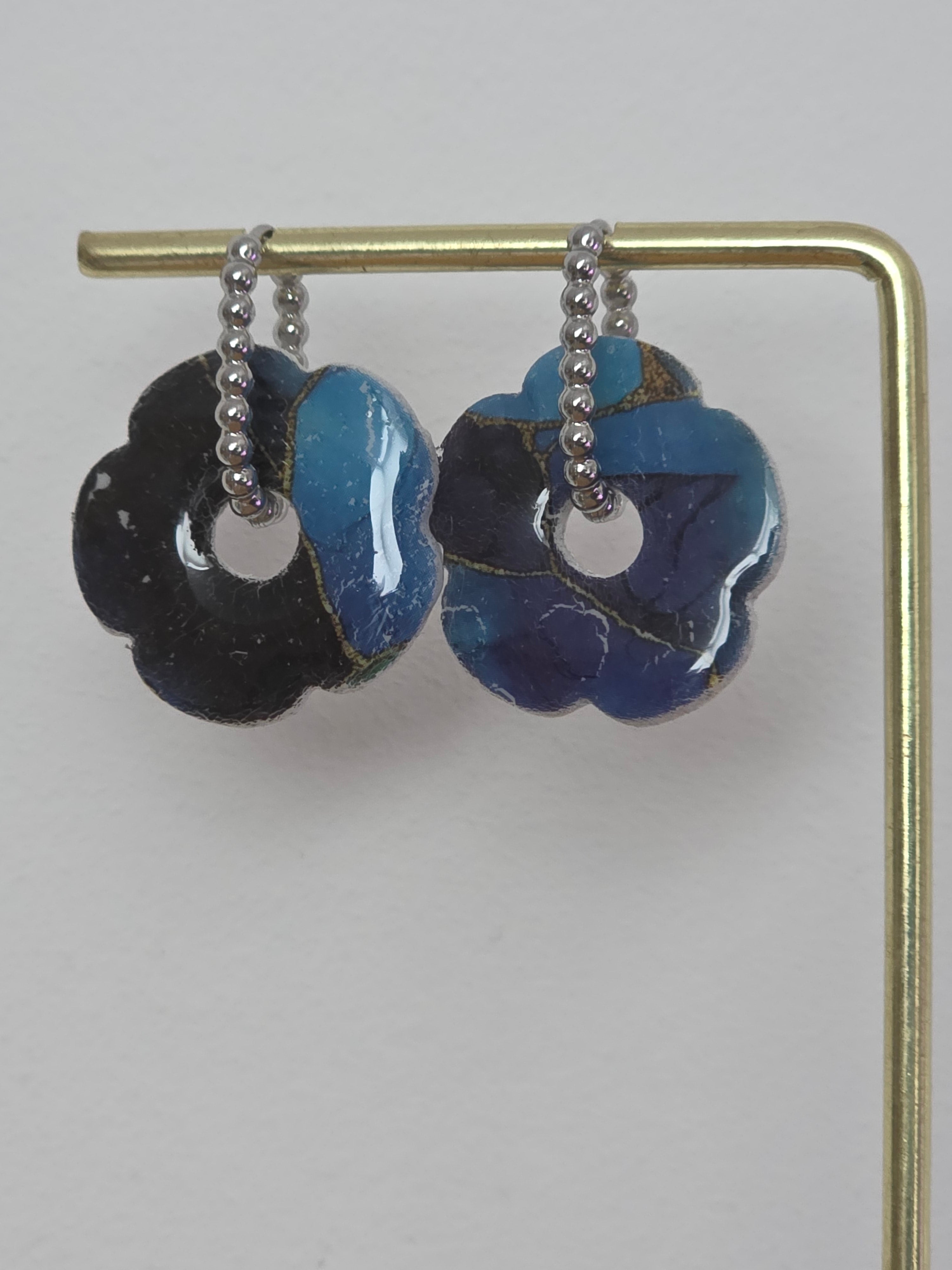Boucles d'oreilles Fleur Pauline avec décor - Bleu foncé