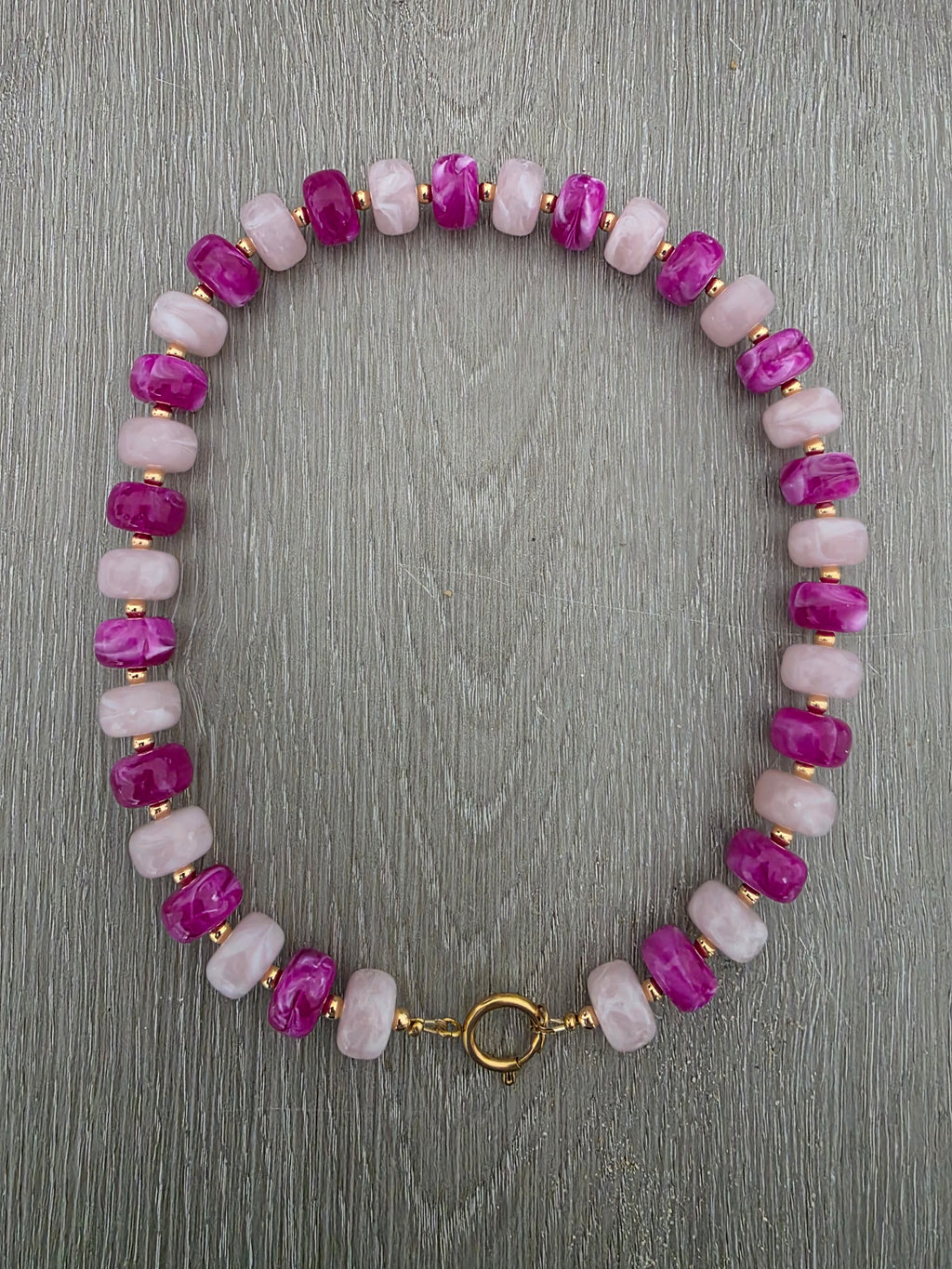 Collier de perles acryliques rose & fuchsia