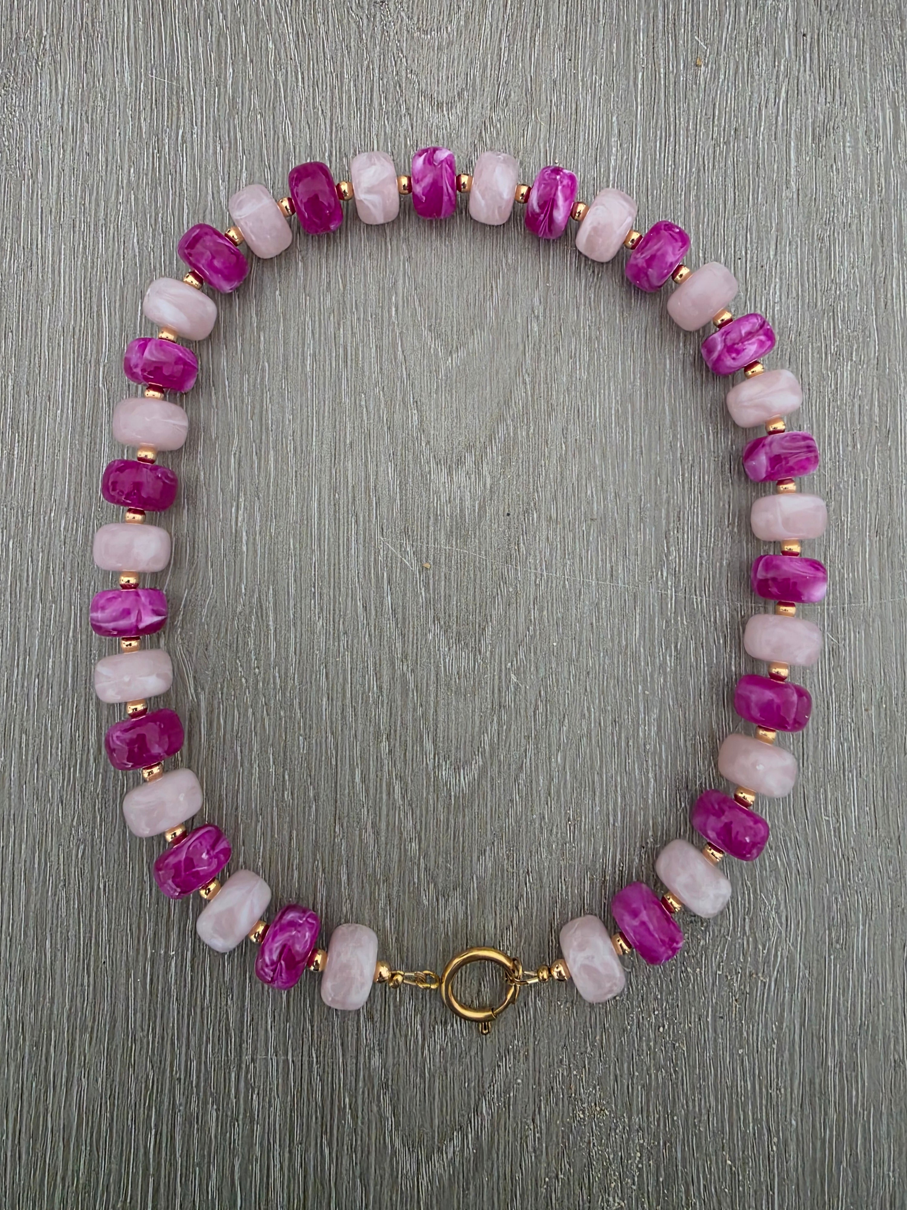 Collier de perles acryliques rose & fuchsia