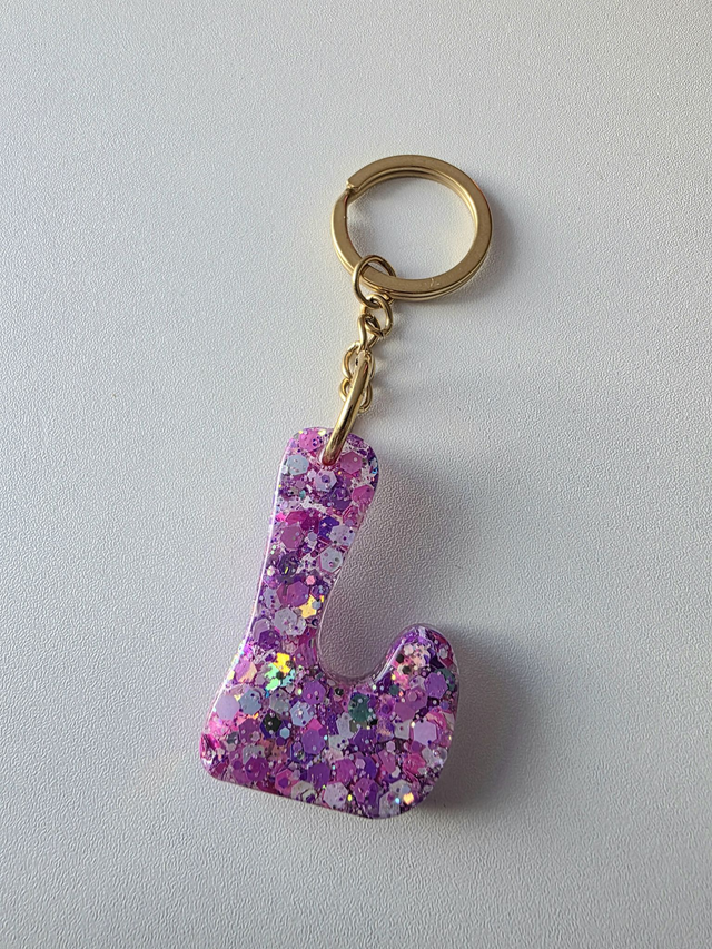 Porte clés en forme de lette  -couleur violet - la fabrique à pampille