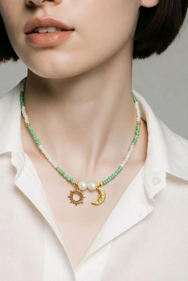 Collier en mini perles- breloque lune soleil- la fabrique à pampilles