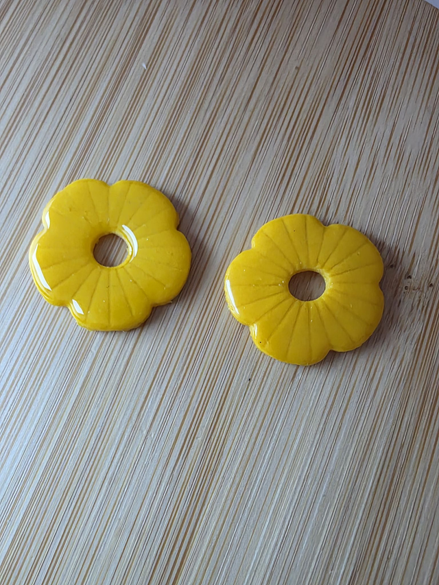 Pampilles en résine modèle Pauline- couleur jaune- la fabrique à pampilles