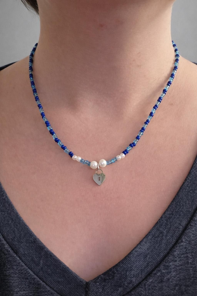 Collier en mini perles bleu- breloque coeur- la fabrique à pampilles