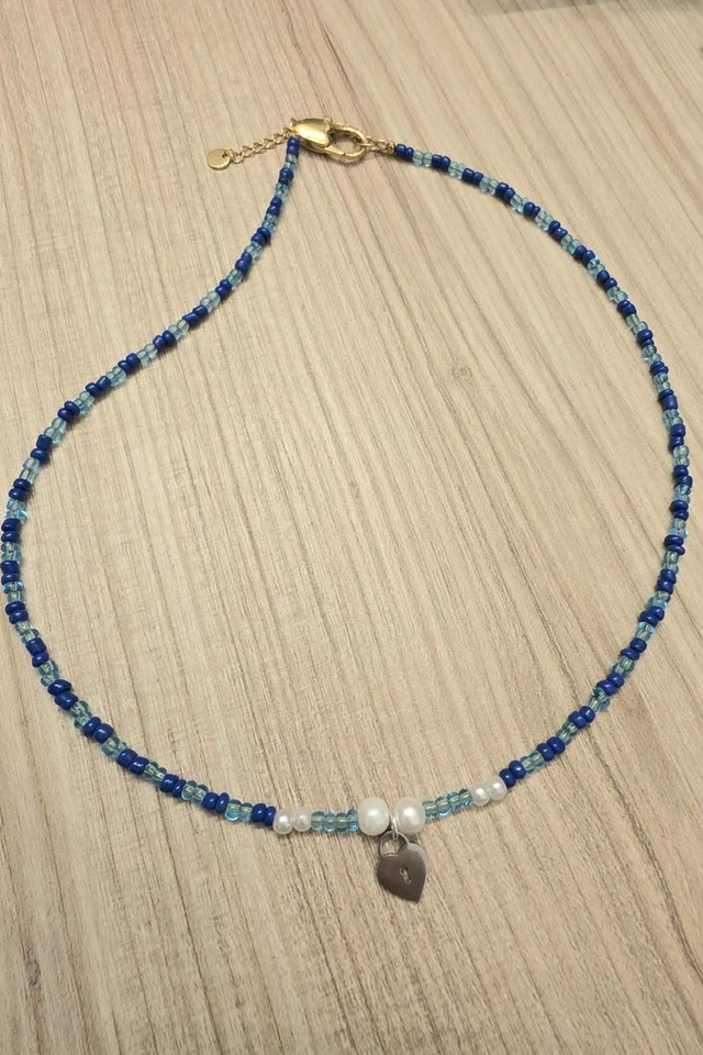 Collier en mini perles bleu- breloque coeur- la fabrique à pampilles