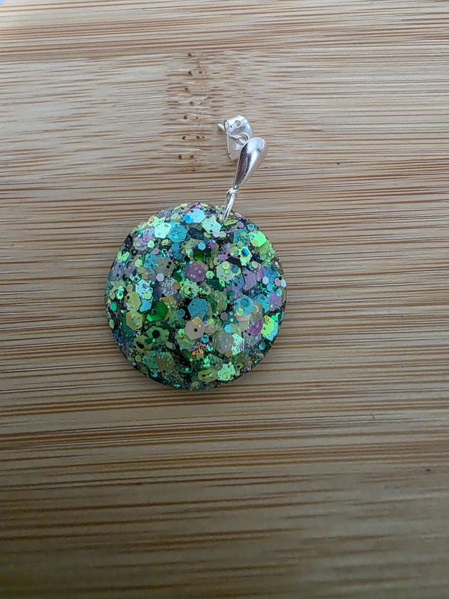 Boucles d oreilles couleur argentée - dome vert pailleté - la fabrique à pampilles