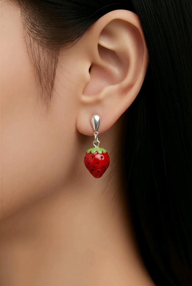Boucles d oreilles couleur argentée - breloques  fraises- la fabrique à pampilles