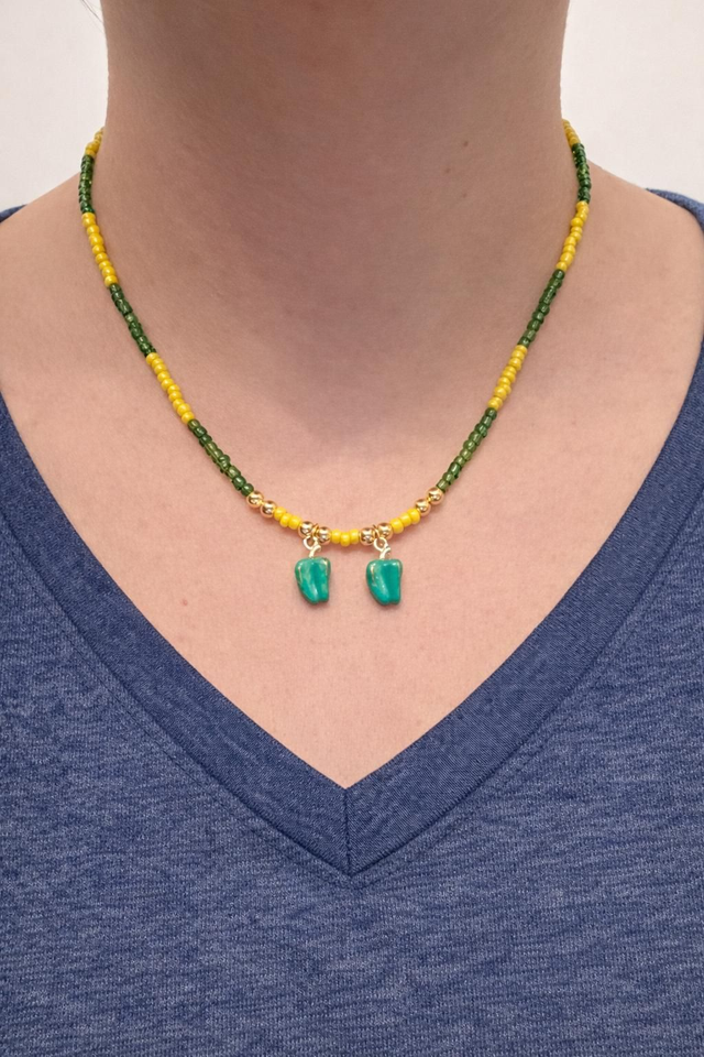 Collier en mini perles- couleur vert et jaune - breloques piments- la fabrique à pampilles