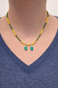 Collier en mini perles- couleur vert et jaune - breloques piments- la fabrique à pampilles