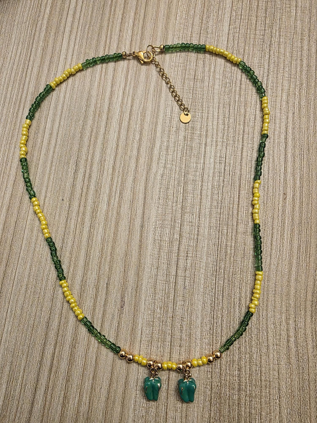 Collier en mini perles- couleur vert et jaune - breloques piments- la fabrique à pampilles