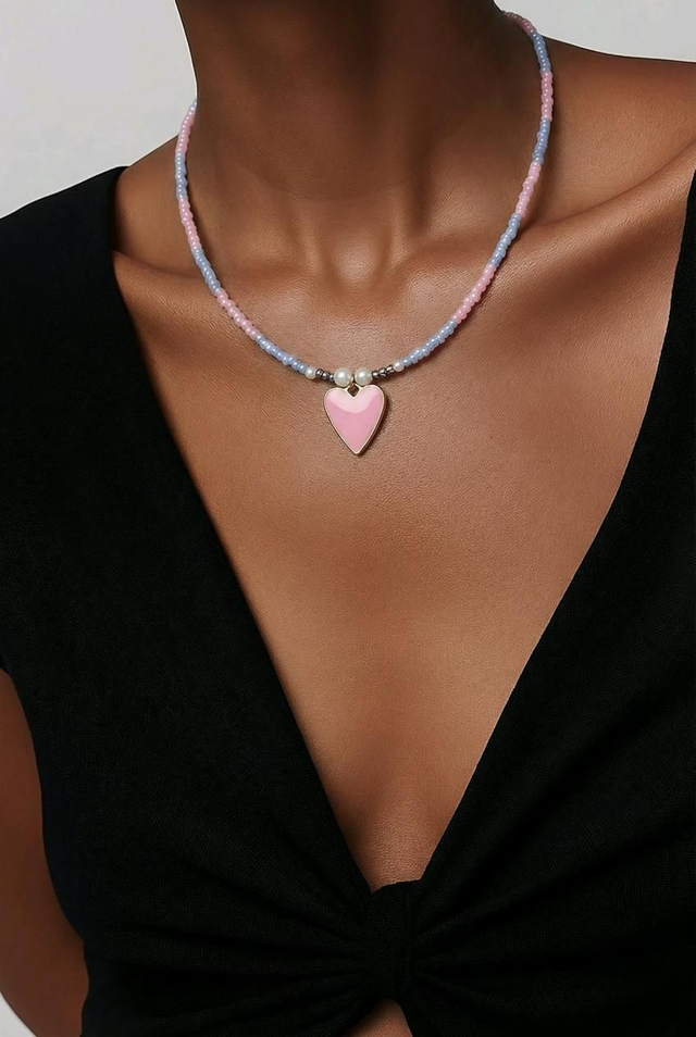 Collier en mini perles  - breloque coeur rose- la fabrique à pampilles