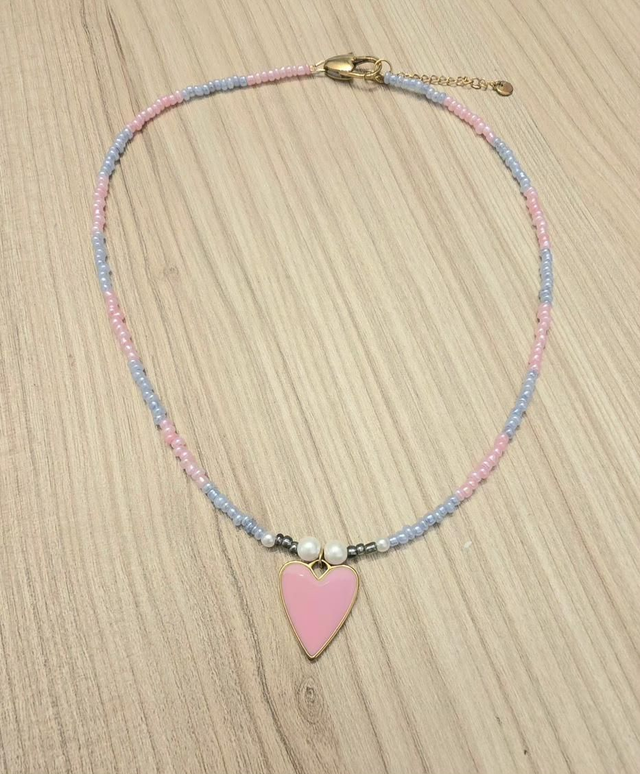 Collier en mini perles  - breloque coeur rose- la fabrique à pampilles