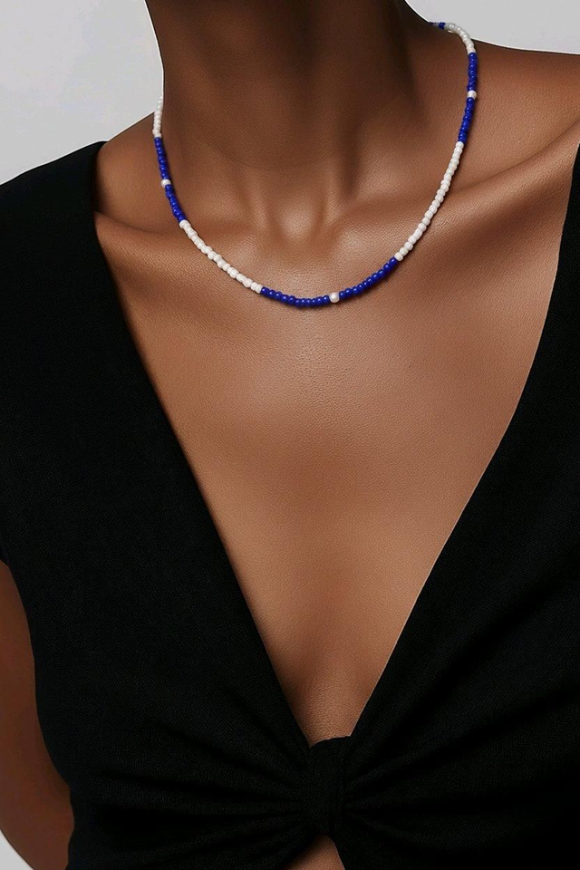 Collier en mini perles  - coulelur bleu blanc- la fabrique à pampilles