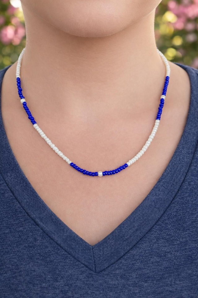 Collier en mini perles  - coulelur bleu blanc- la fabrique à pampilles