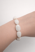 Bracelet en perles ovales couleur blanc - la fabrique à pampilles