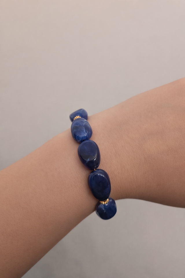 Bracelet en perles ovales couleur bleu intense - la fabrique à pampilles