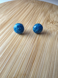 Puces d oreilles dome couleur bleu pailleté - la fabrique à pampilles