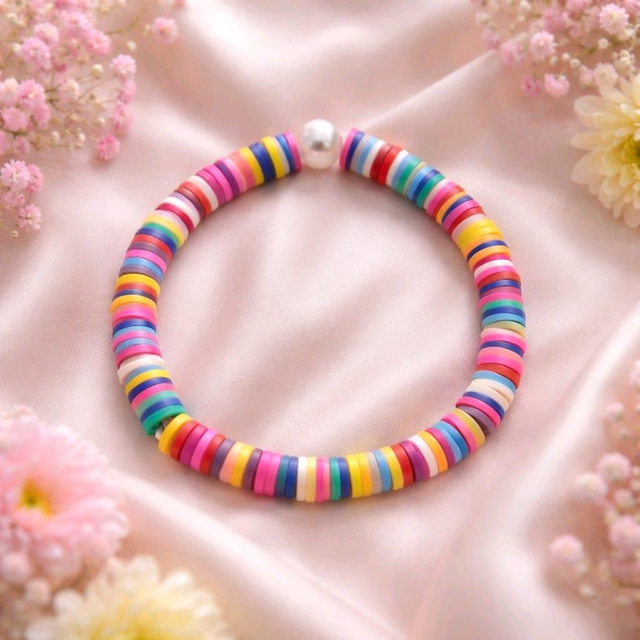 Bracelet en perles heishi  avec perle couleur arc en ciel- la fabrique à pampilles