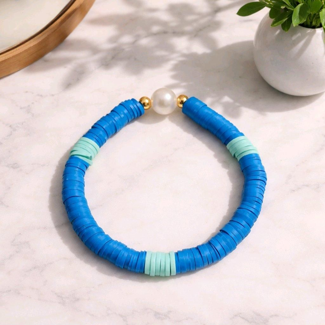 Bracelet en perles heishi  avec perle couleur bleu- la fabrique à pampilles
