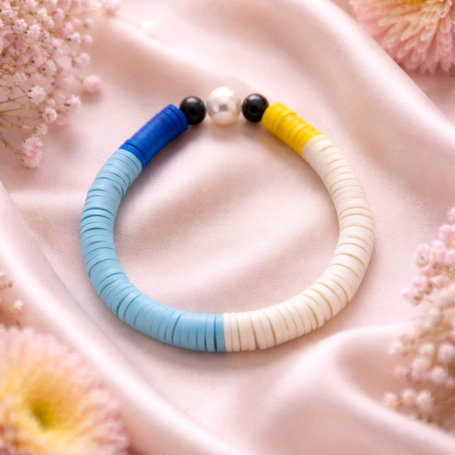 Bracelet en perles heishi  avec perle couleur bleu et blanc- la fabrique à pampilles