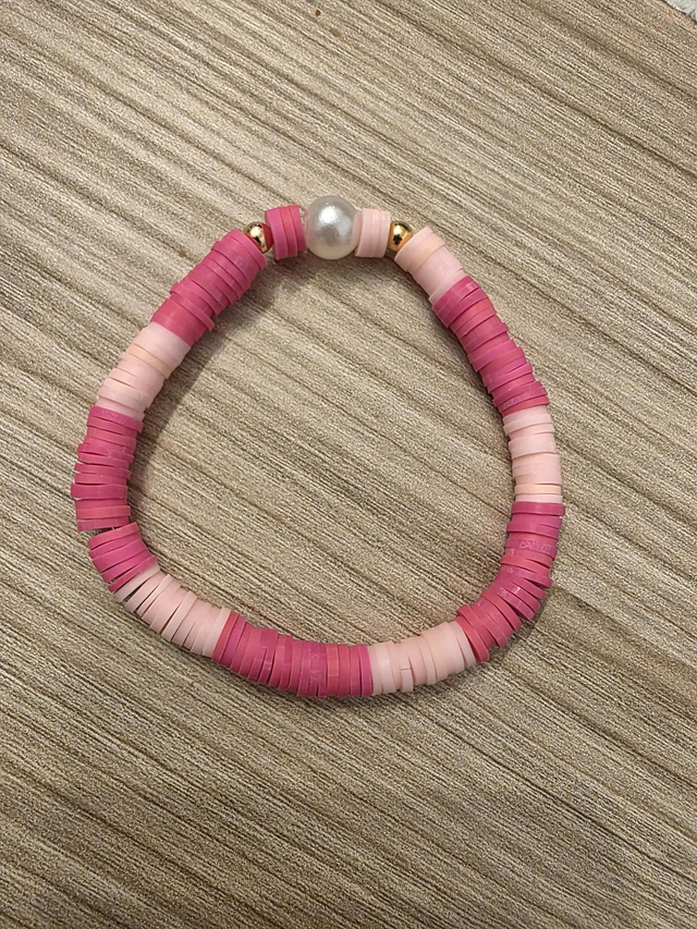 Bracelet en perles heishi  avec perle couleur rose- la fabrique à pampilles