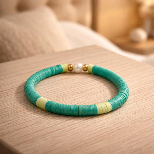 Bracelet en perles heishi  avec perle couleur vert et pomme- la fabrique à pampilles