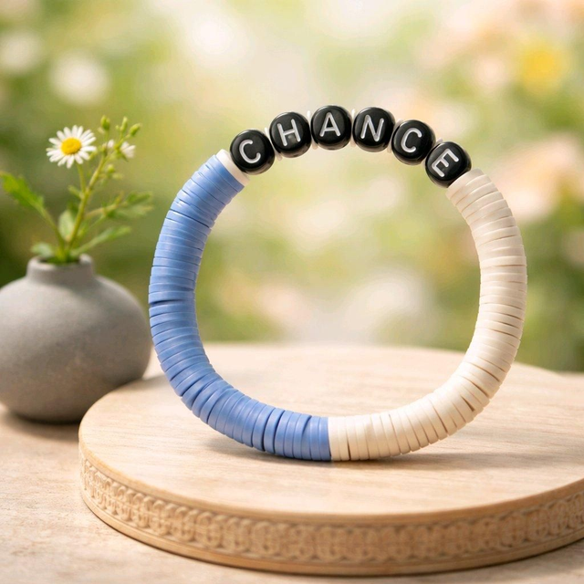 Bracelet en perles heishi "chance" couleur bleu clair et blanc- la fabrique à pampilles