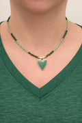 Collier en mini perles- breloque coeur vert- la fabrique à pampilles