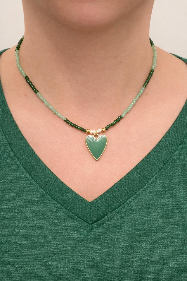 Collier en mini perles- breloque coeur vert- la fabrique à pampilles