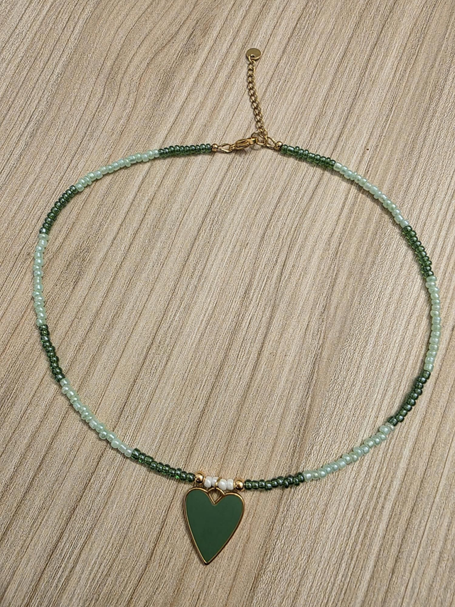 Collier en mini perles- breloque coeur vert- la fabrique à pampilles