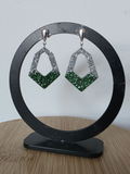 Boucles d oreilles couleur argentée en forme de losange - gris et pailleté vert- la fabrique à pampilles