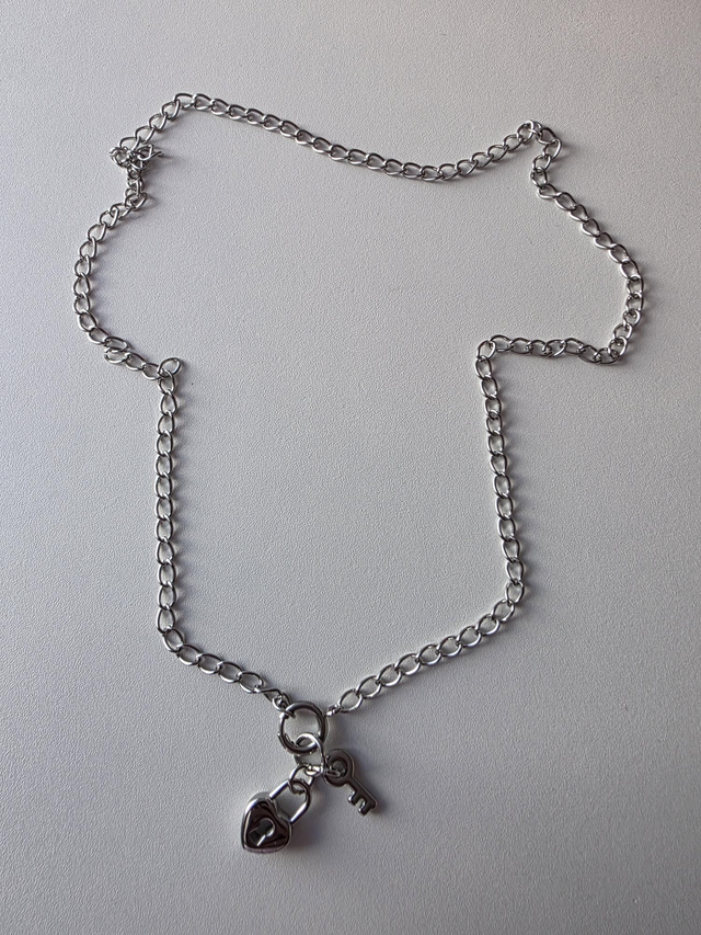  Collier argenté- breloque cadenas clé- la fabrique à pampilles