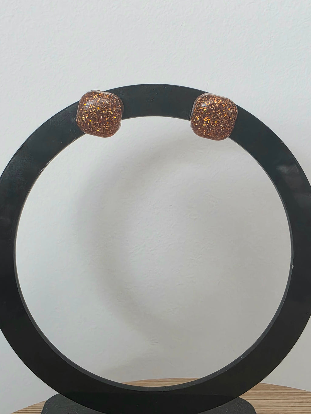 Puces d oreilles en resine carré - orange pailleté