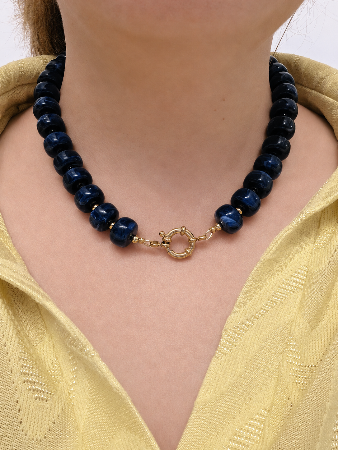 Collier de perles bleu marbré