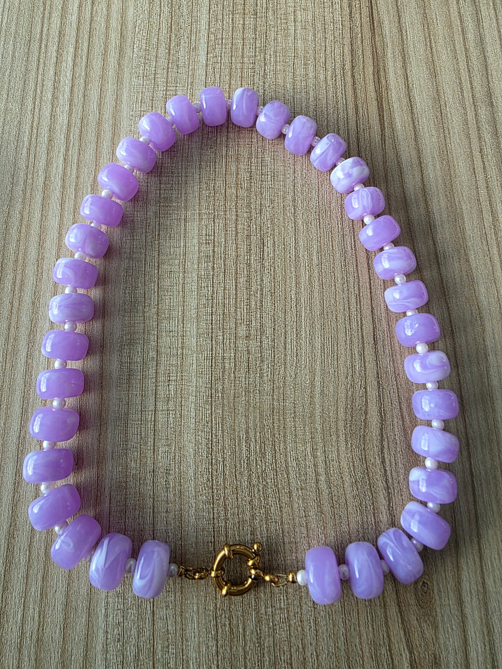 Collier de perles parme